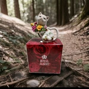 Royal Albert White Cat Teapot with Floral Accents Pld Country Roses